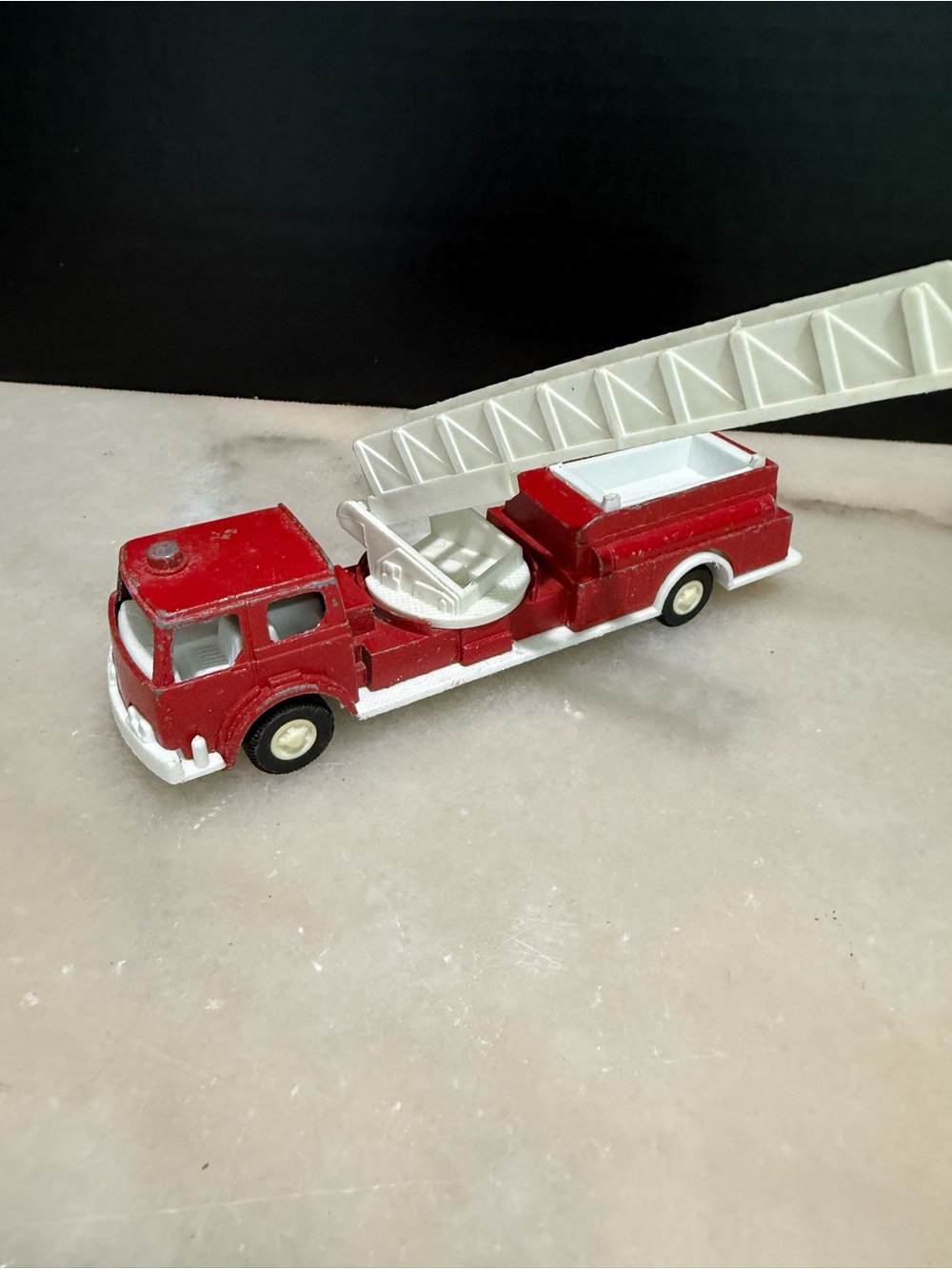 Vintage 1970 Tootsie Toy Fire Truck With Lifting Ladder Diecast Metal & Plastic